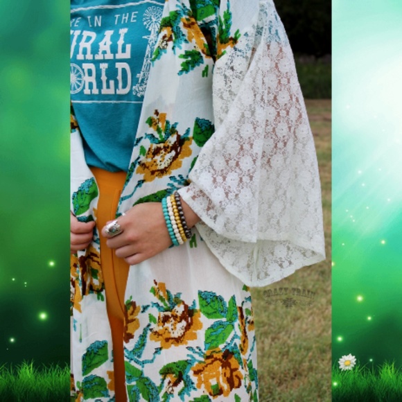 The Golden Girl Duster floral w lace bell sleeve - Picture 3 of 5